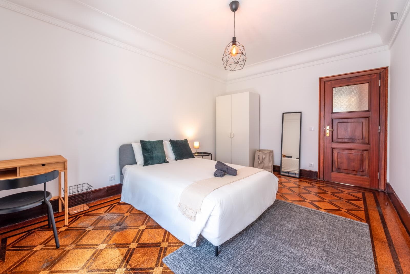 Comfy double bedroom with balcony close to Universidade NOVA de Lisboa photo 1