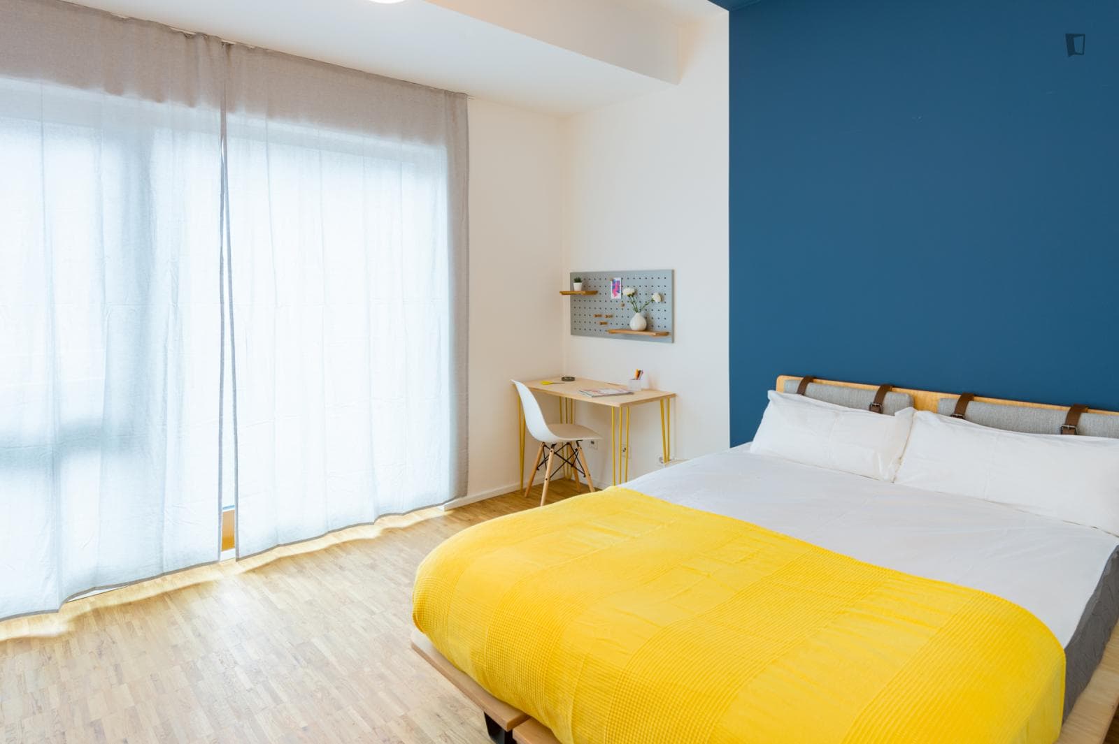 Colorful double bedroom in Frankfurt  photo 1