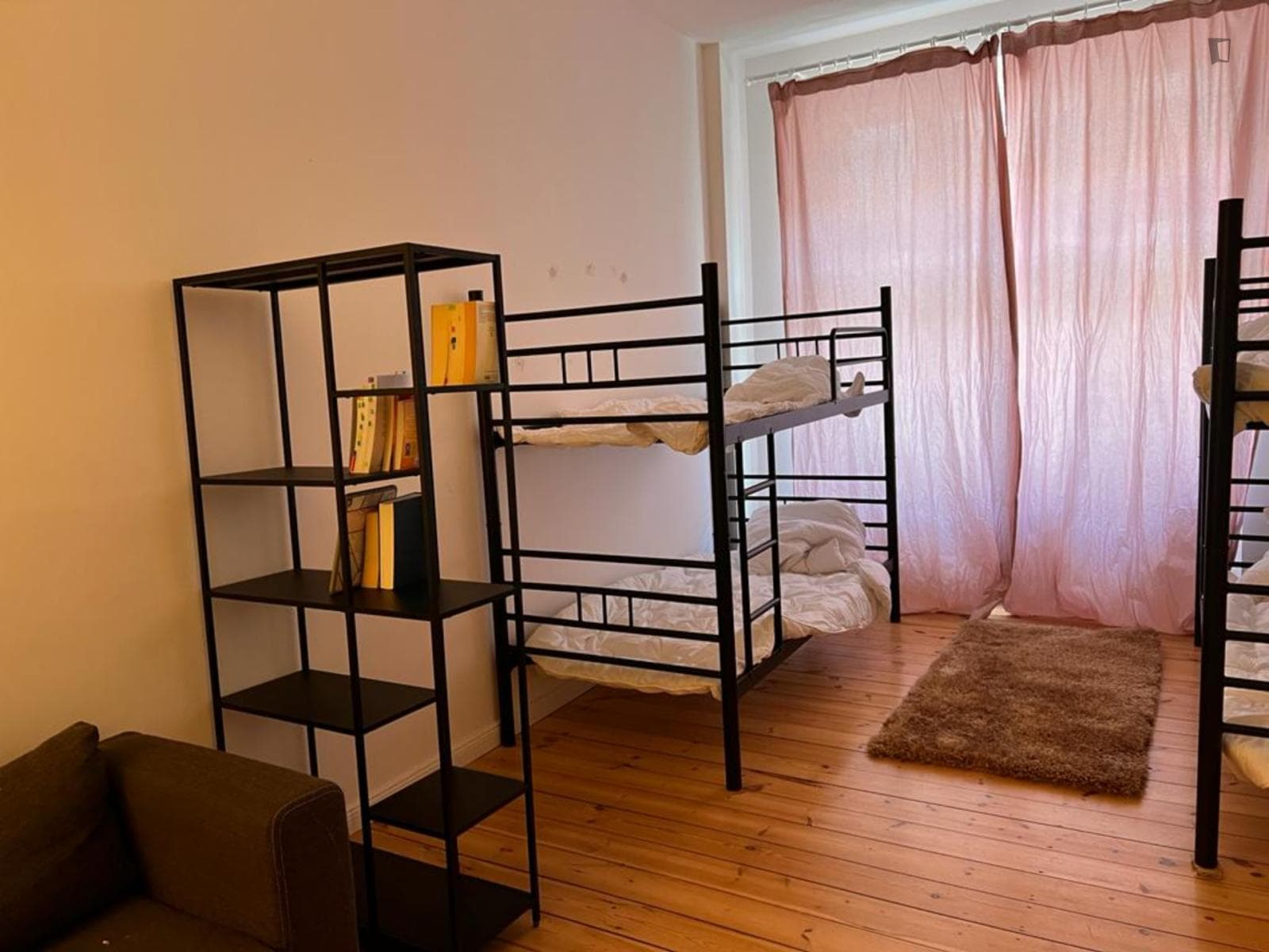 Single bed in a shared bedroom Right in front of Berlin Hauptbahnof ( Central Rail Station) photo 1