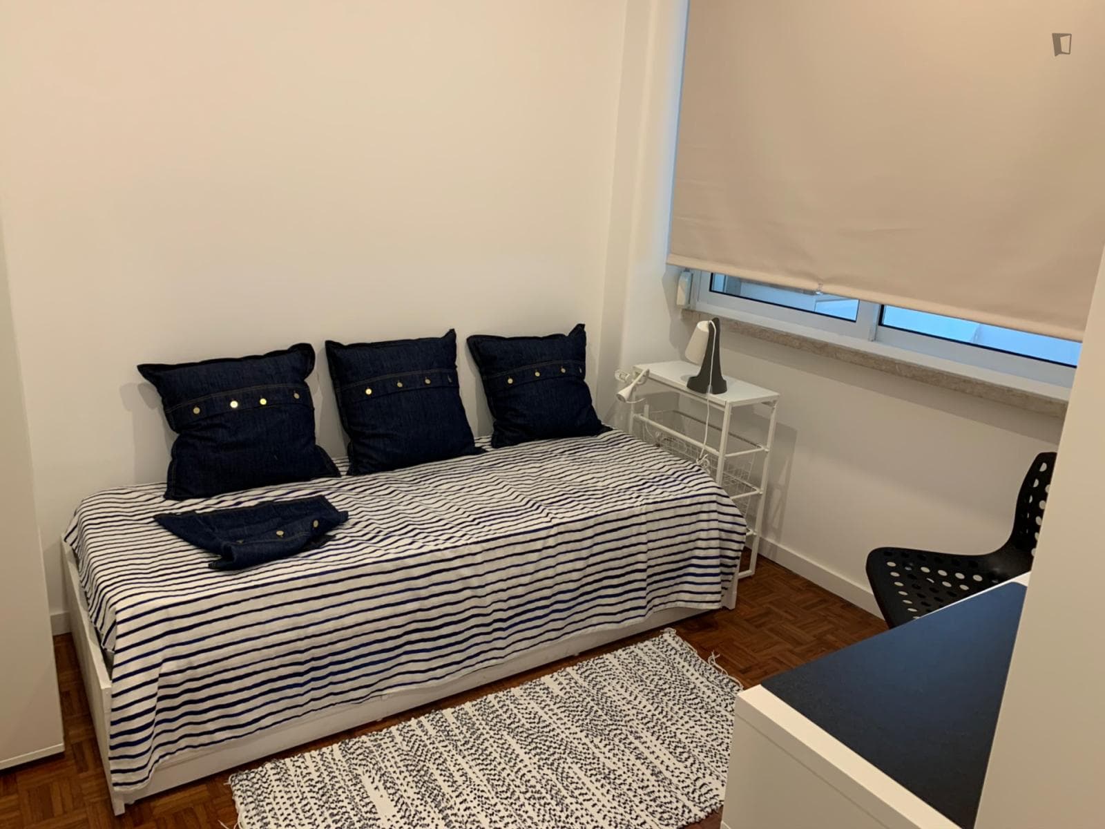 Single modern bedroom, with private bathroom in 5-bedroom apartment. photo 1