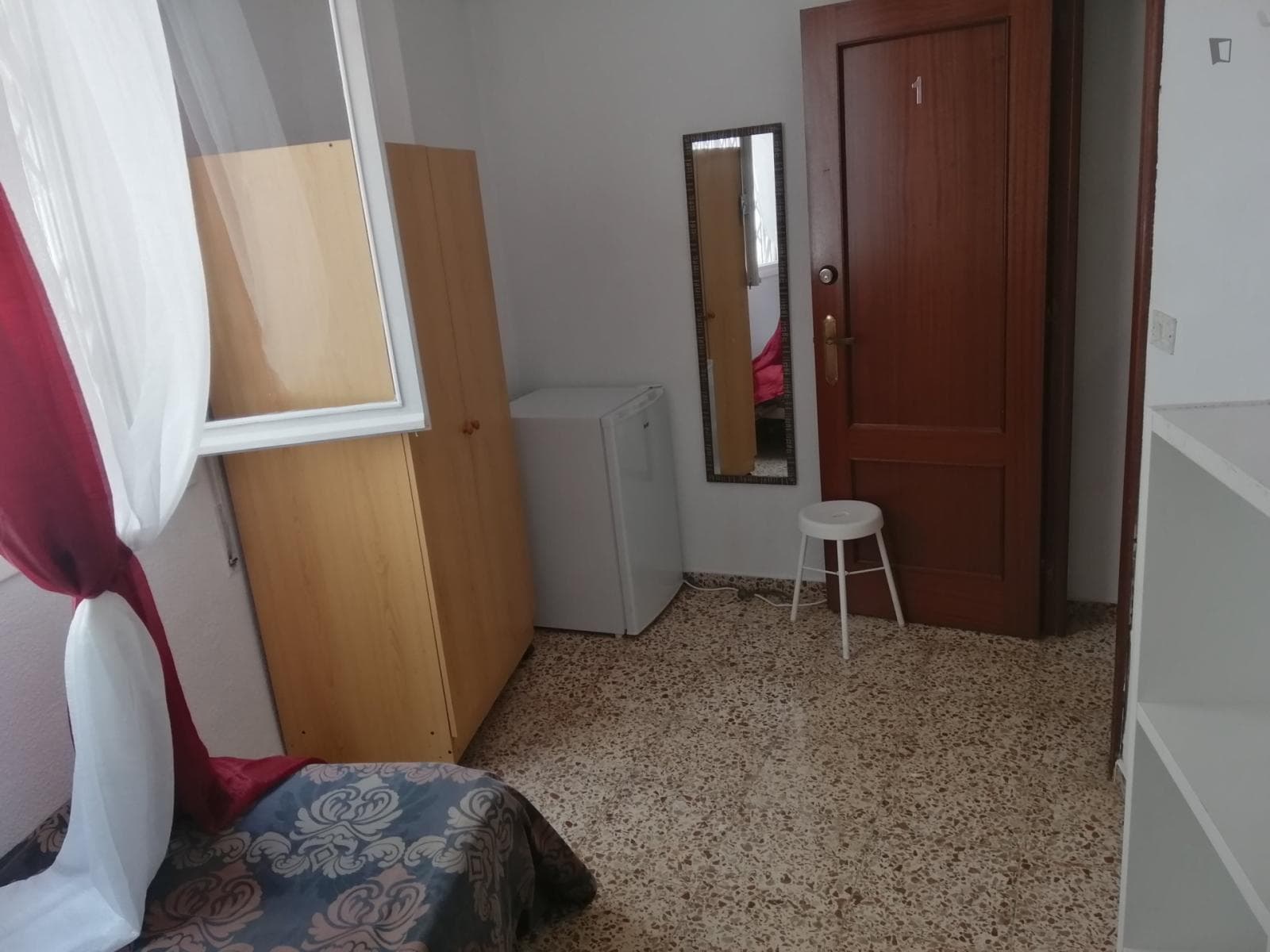 Single bedroom photo 1
