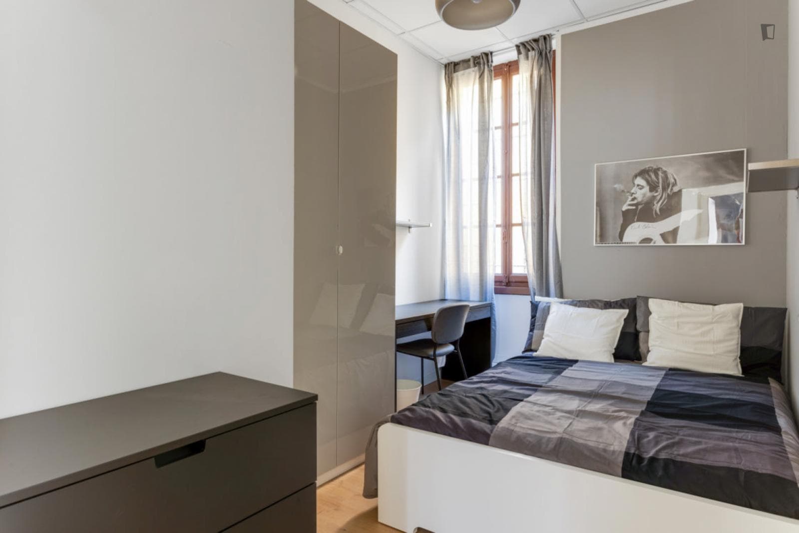 Cool single bedroom in a 9-bedroom flat, in Gorla photo 1