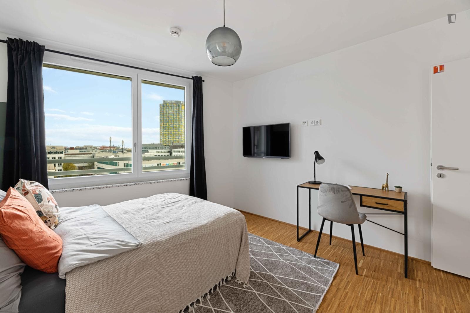 Nice double bedroom in a 4-bedroom apartment near to Westendstraße station photo 1