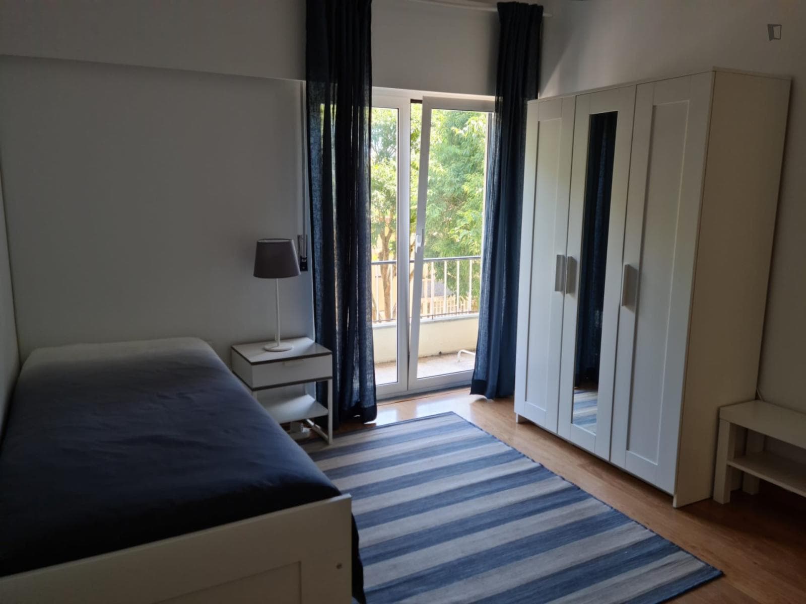 Student-friendly single bedroom with a balcony, in Oeiras photo 1