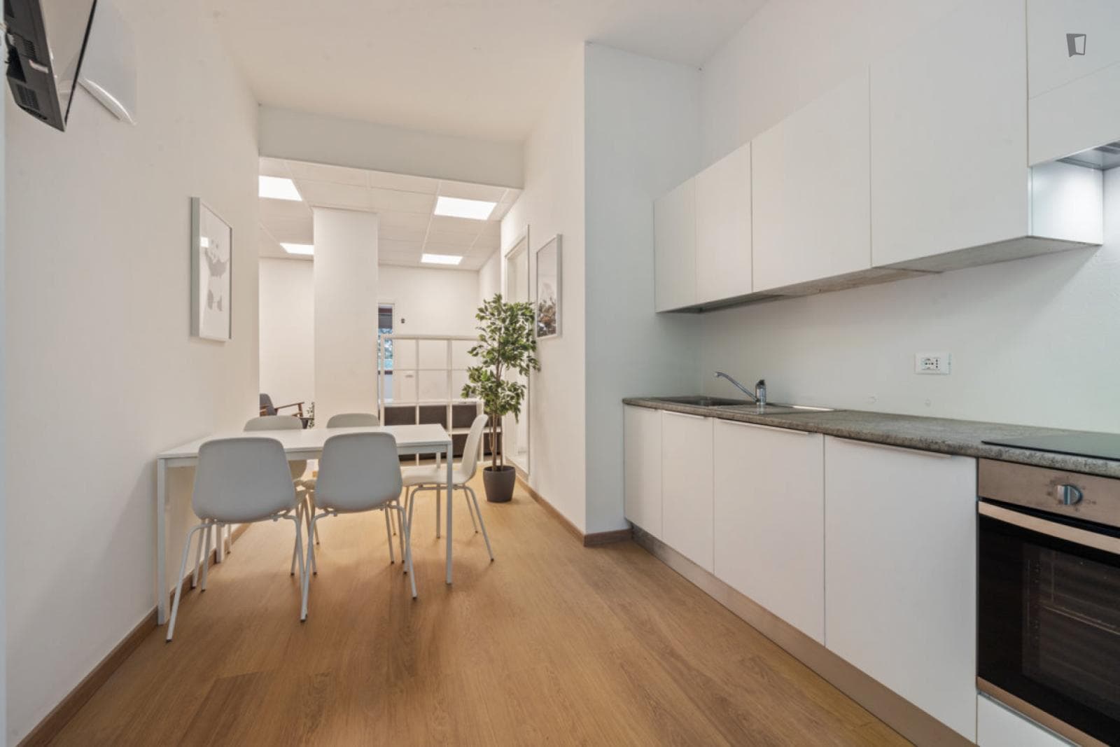 Splendid Double Bedroom located in Sempione neighbourhood photo 1