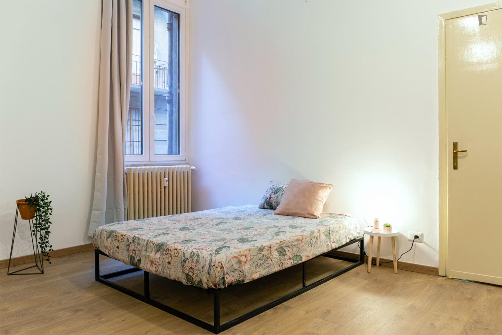 Spacious bedroom in 3-bedroom apartment near Università Politecnico, room 1 photo 1