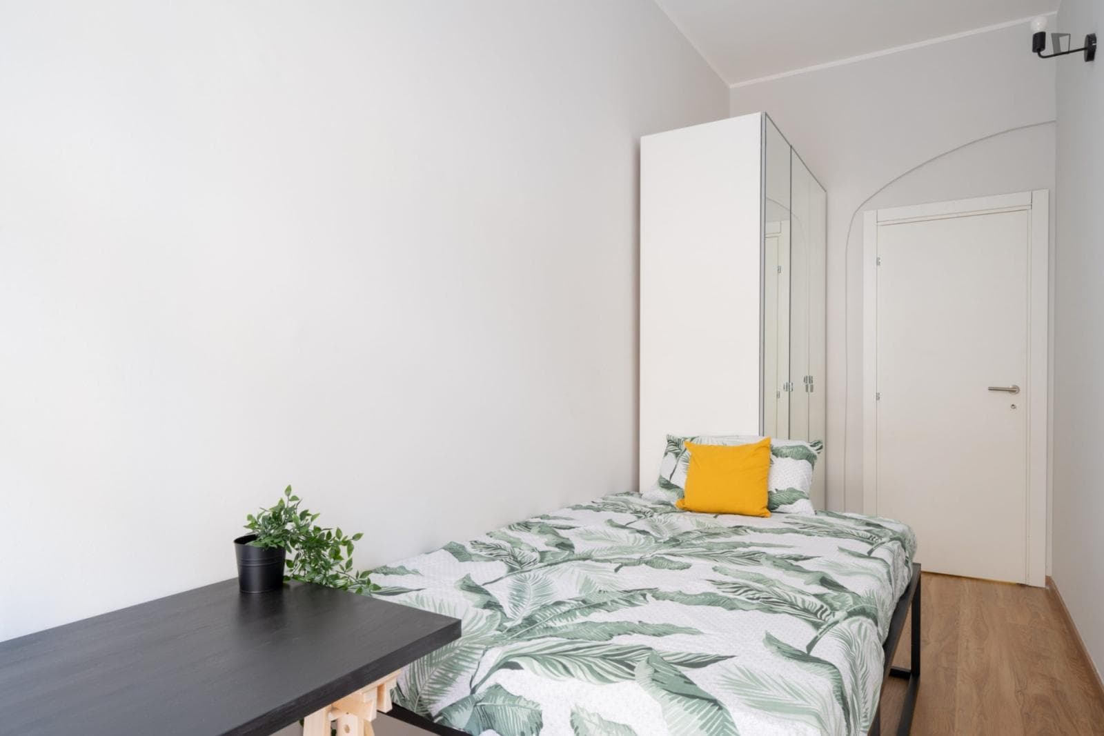Modern bedroom in 3-bedroom apartment near MM Duomo, room 3 photo 1
