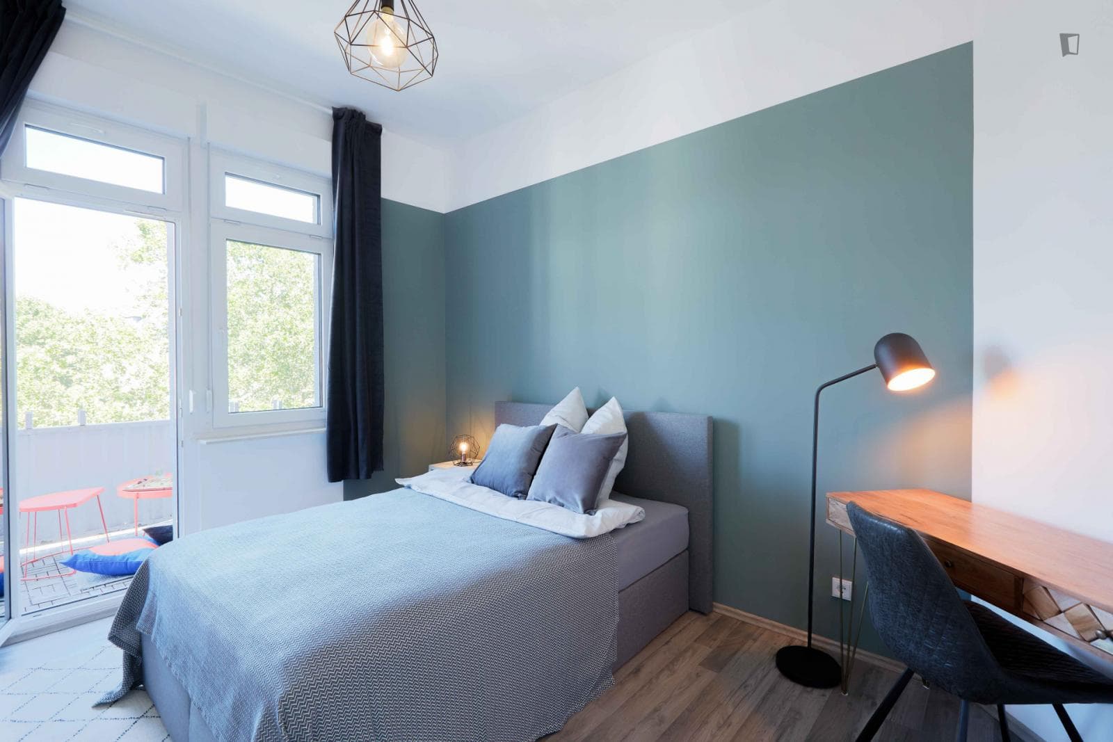 Welcoming double bedroom with balcony in a 6-bedroom apartment in Bornheim/Ostend photo 1