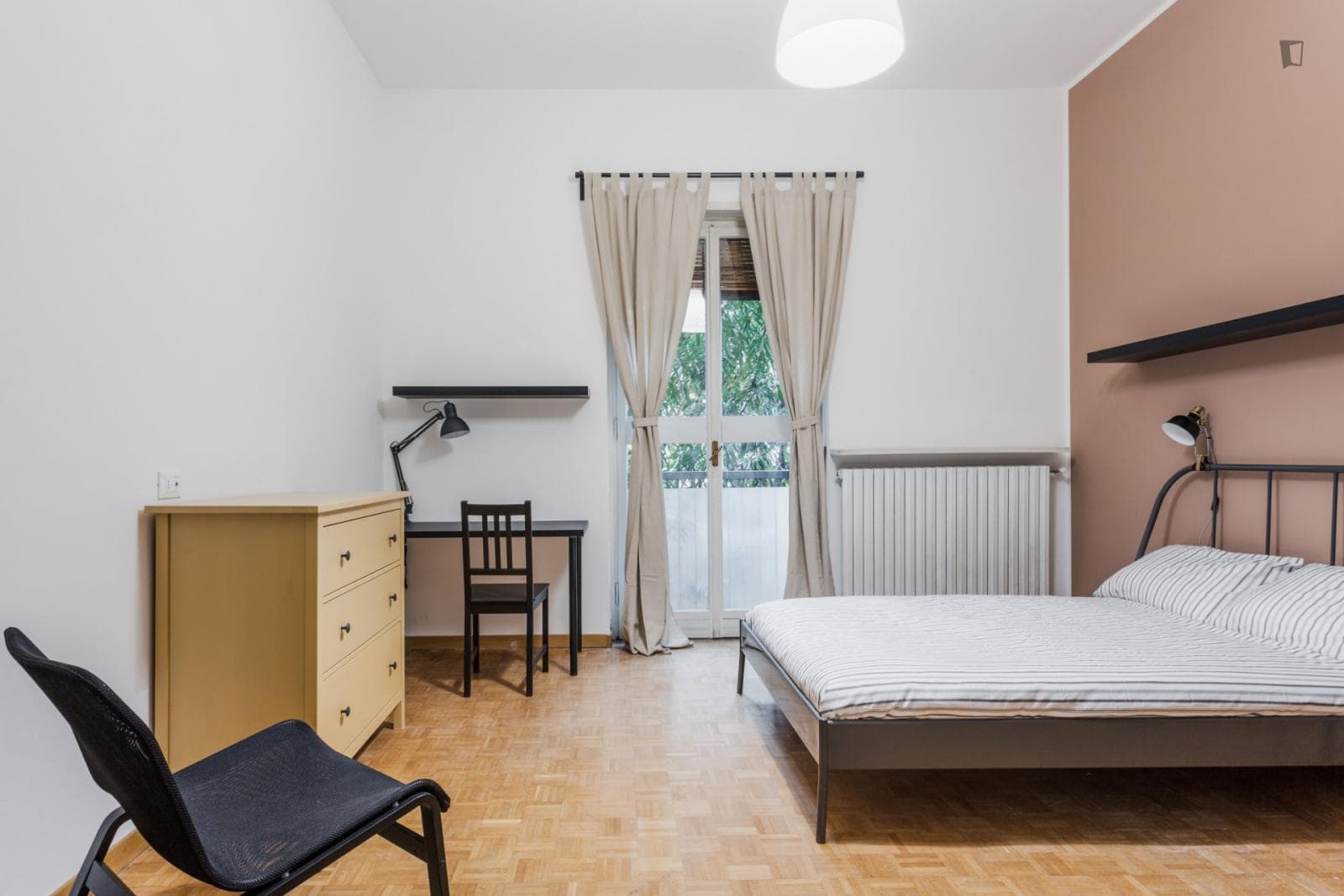 Comfortable Double Bedroom located in Guastalla neighbourhood  photo 1