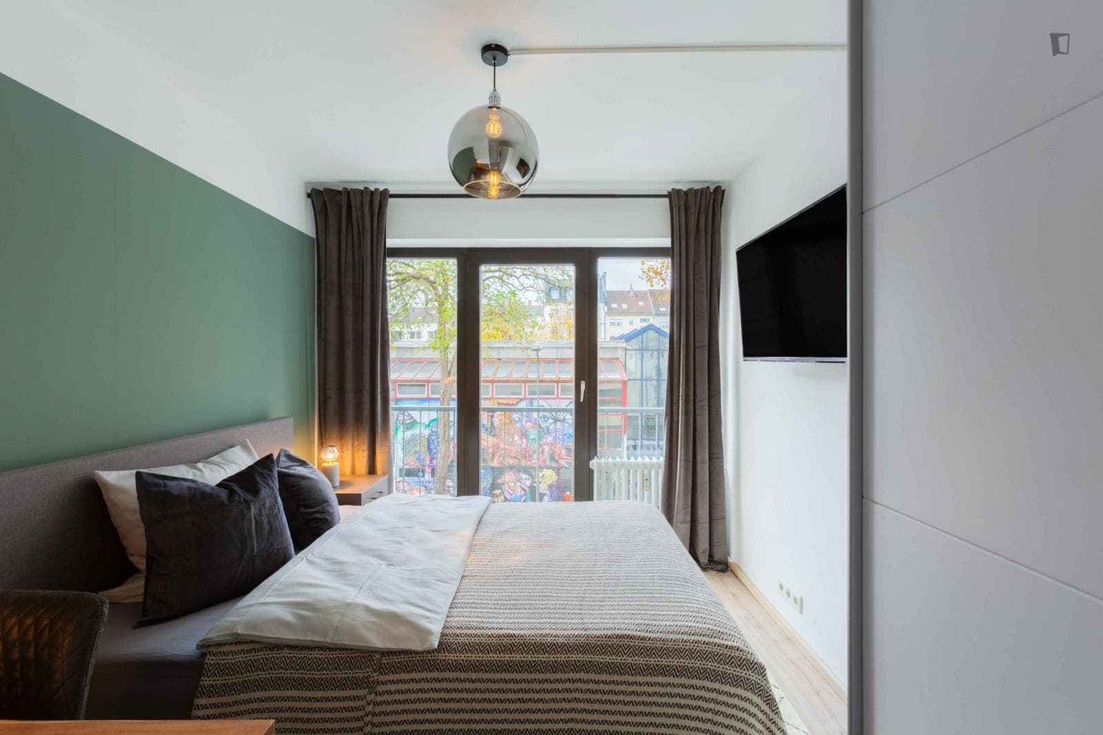 Pleasant single bedroom with TV in a 6-bedroom apartment photo 1