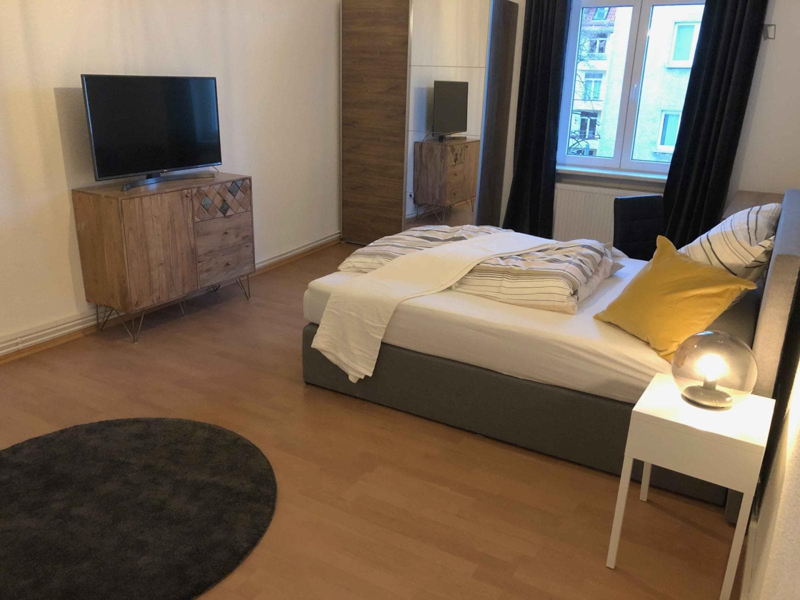 Single bedroom in a 3-bedroom apartment photo 1