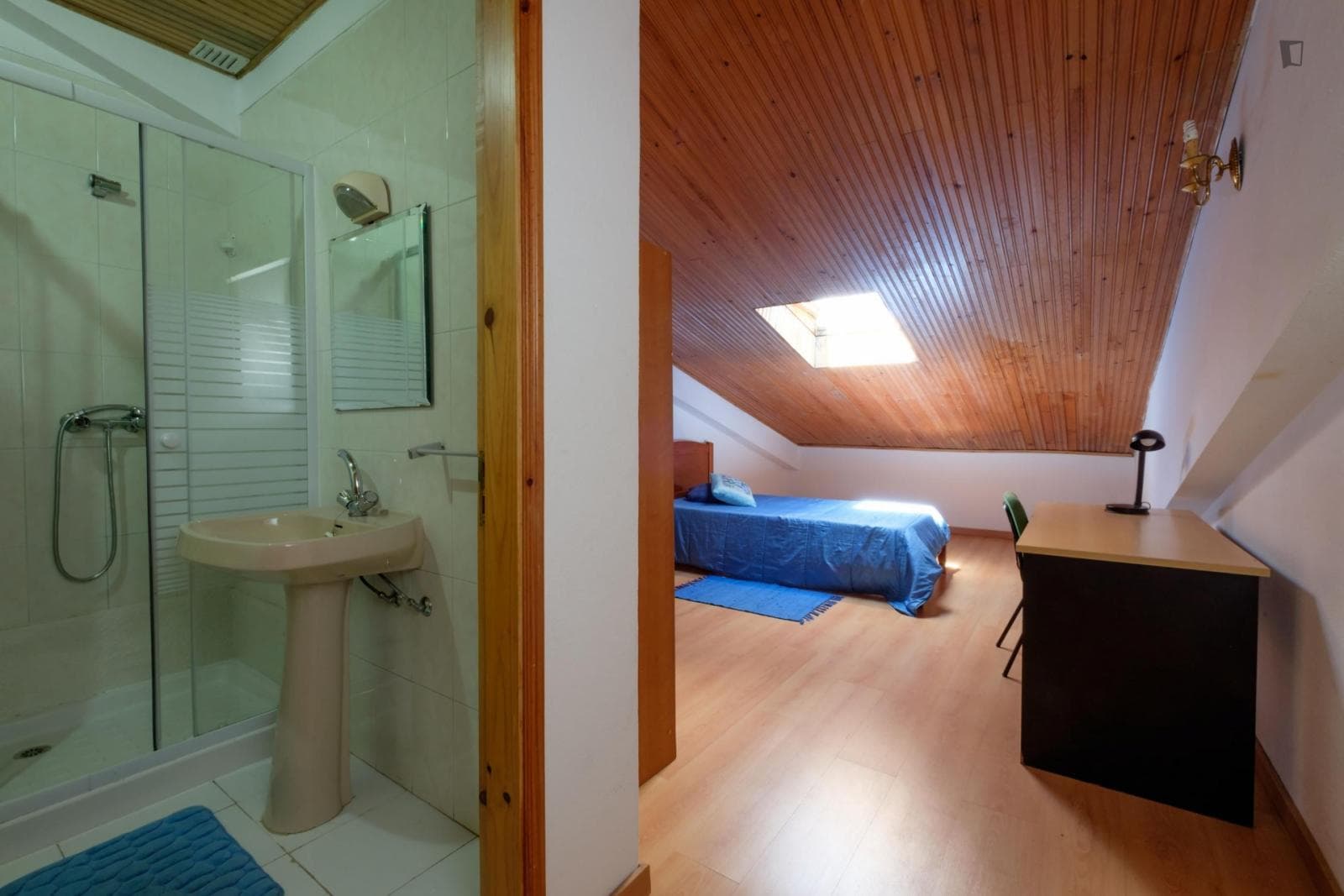 Spacious and cozy bedroom, with private bathroom in a student apartment, Coimbra photo 1