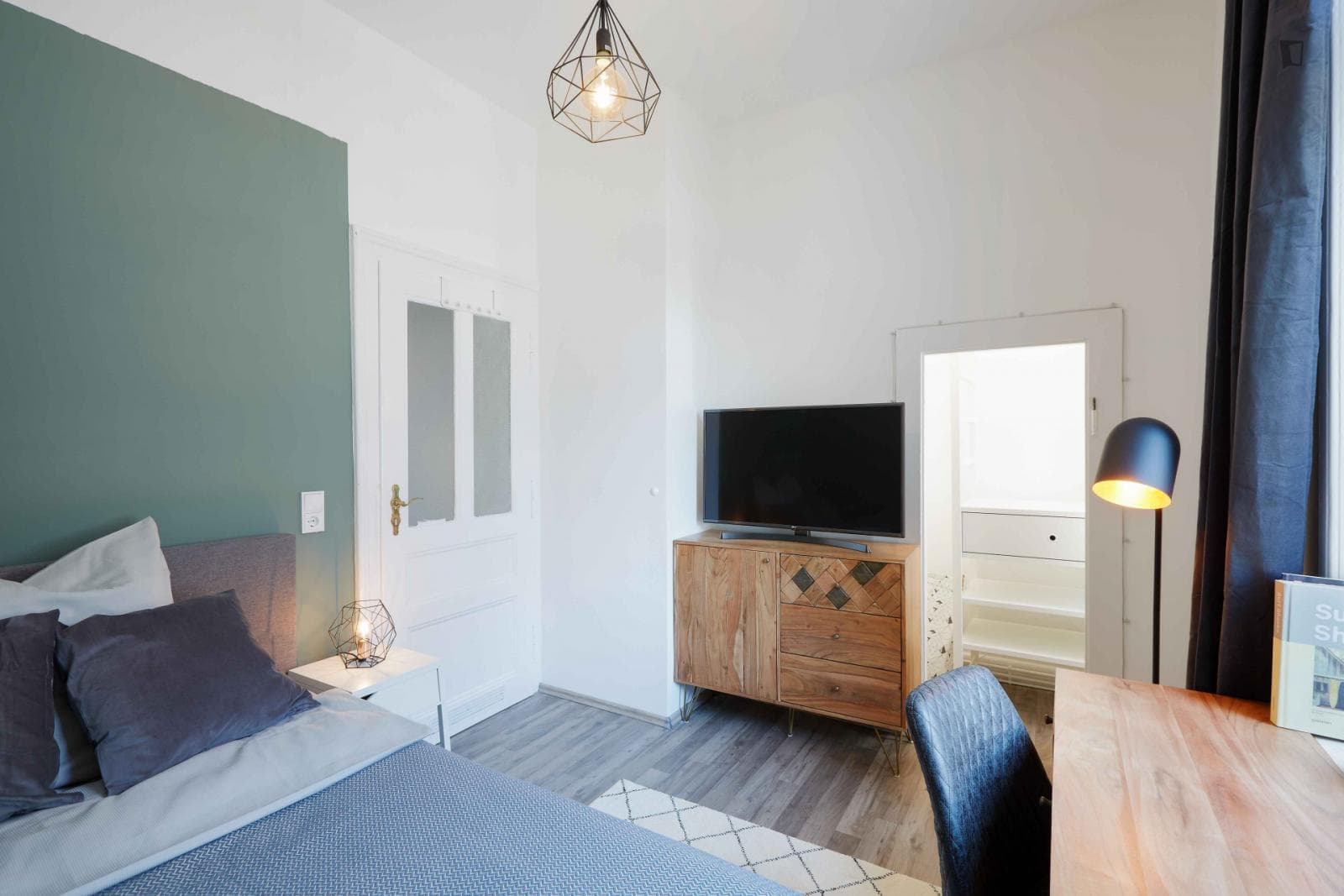 Stylish single bedroom in a 6-bedroom apartment in Bornheim/Ostend photo 1