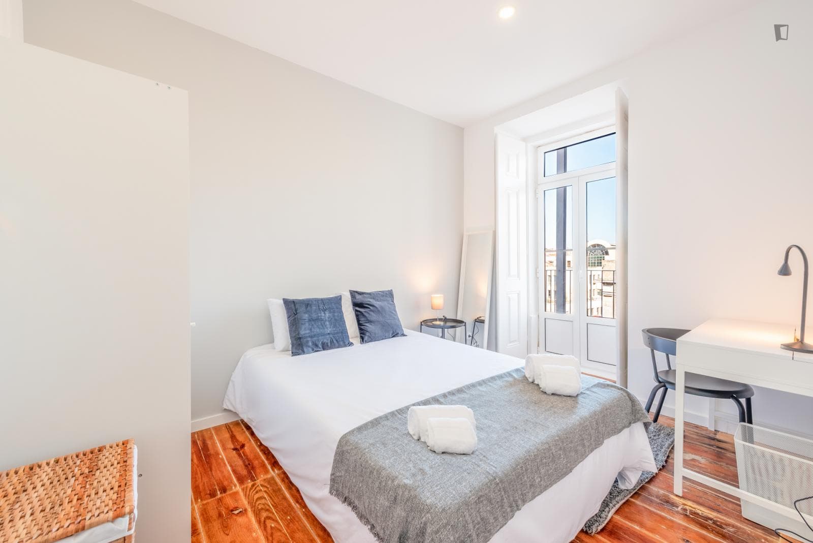 Bright double bedroom steps away from Martim Moniz metro station photo 1