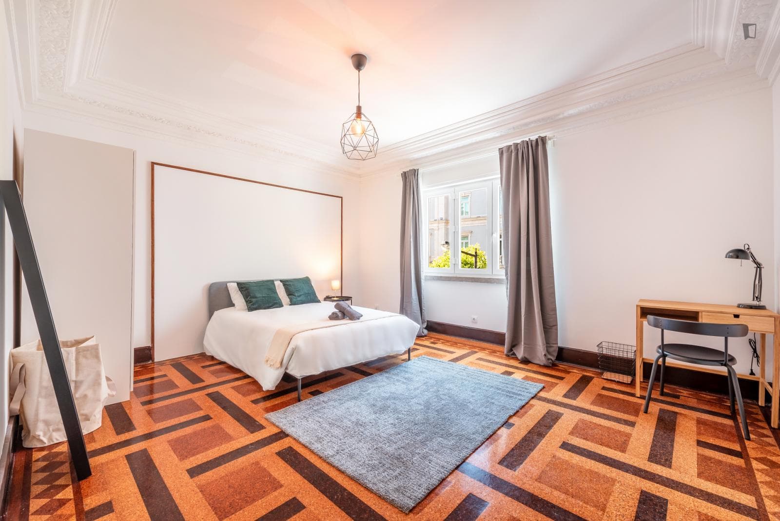 Large double bedroom close to Universidade NOVA de Lisboa photo 1