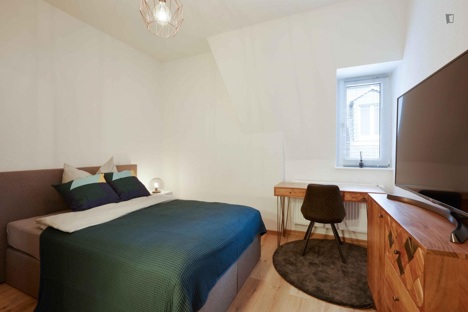 Cosy single bedroom with TV in a 4-bedroom apartment photo 1