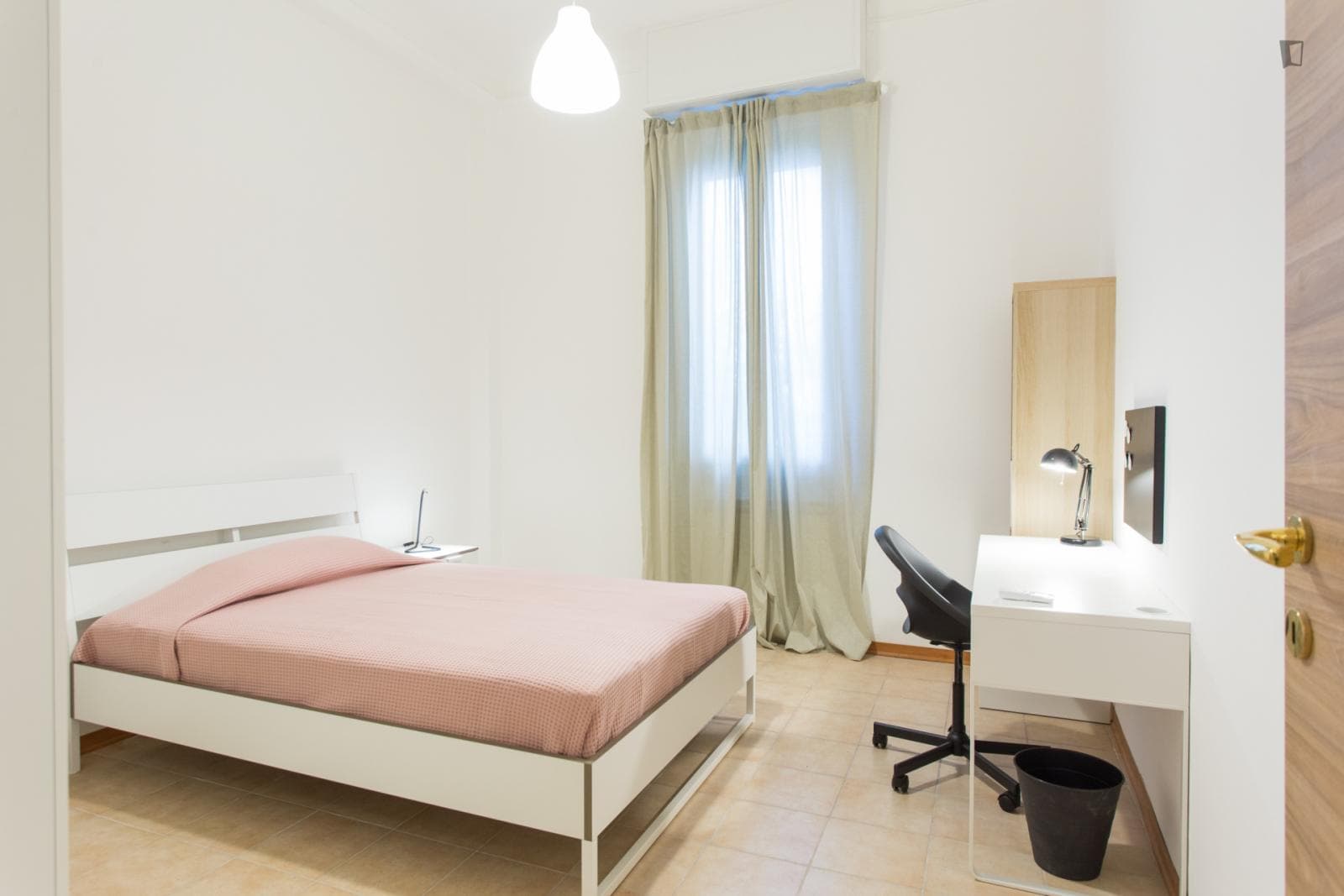 Renovated room in three-bedroom flat photo 1