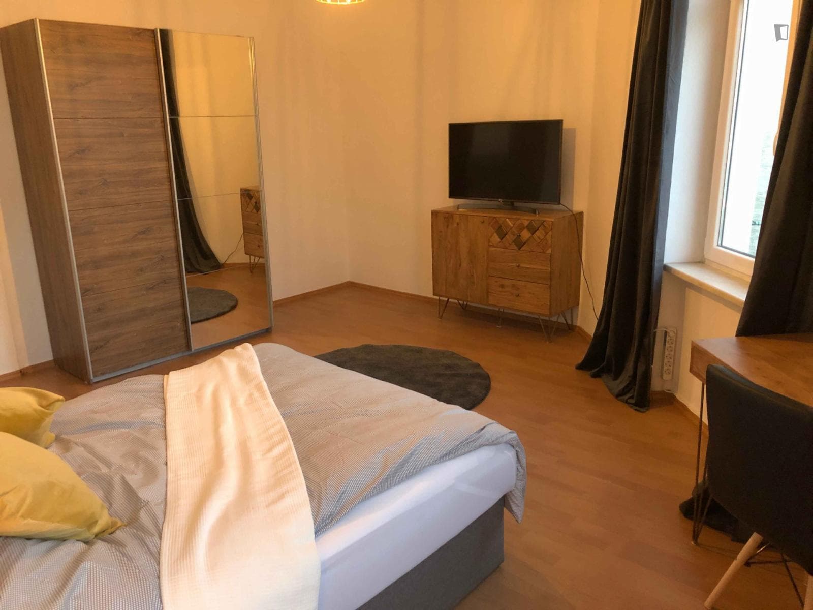 Bright single bedroom in a 3-bedroom apartment photo 1