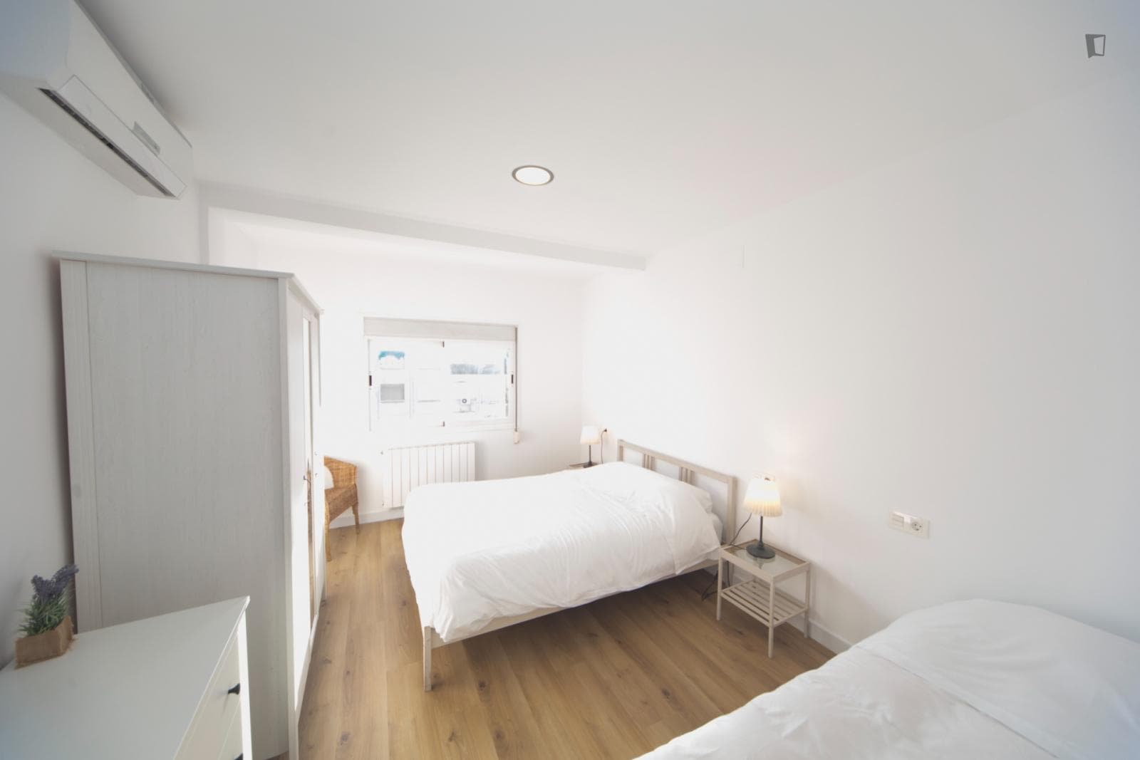 Appealing double bedroom in a student flat, in Pajaritos photo 1