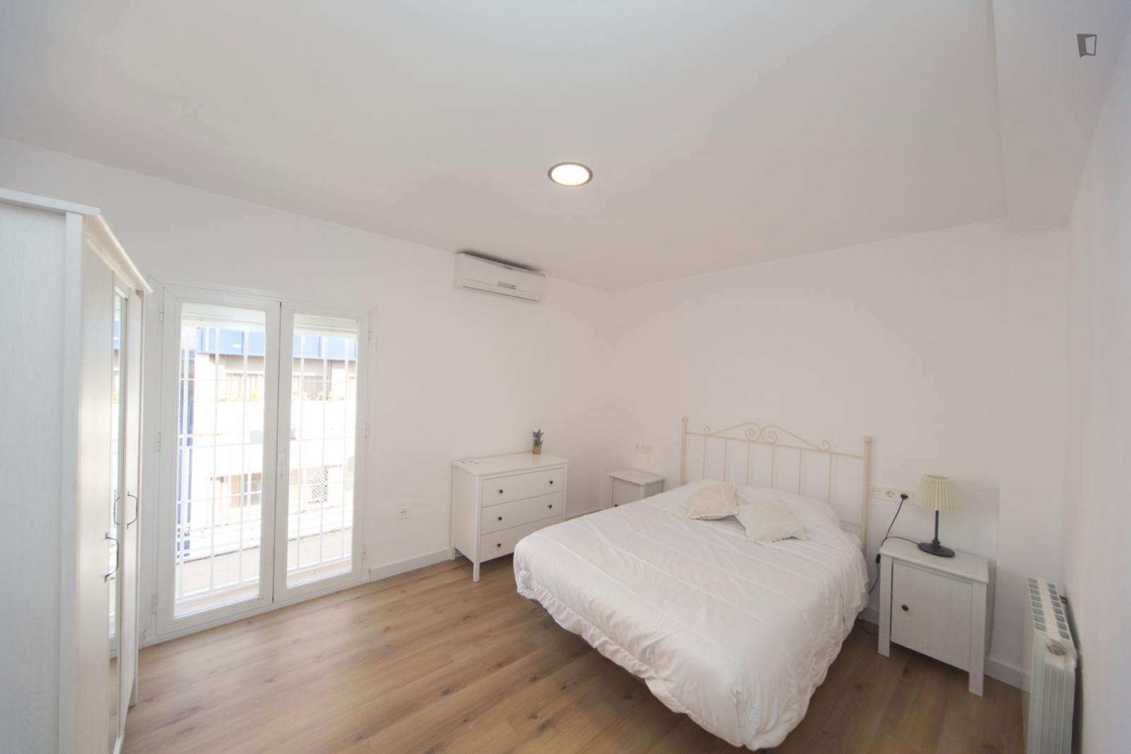 Welcoming double bedroom with a balcony, in Pajaritos photo 1