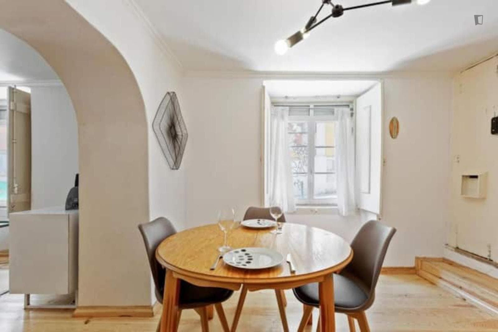 Appealing 1-bedroom flat in typical Martim Moniz photo 1