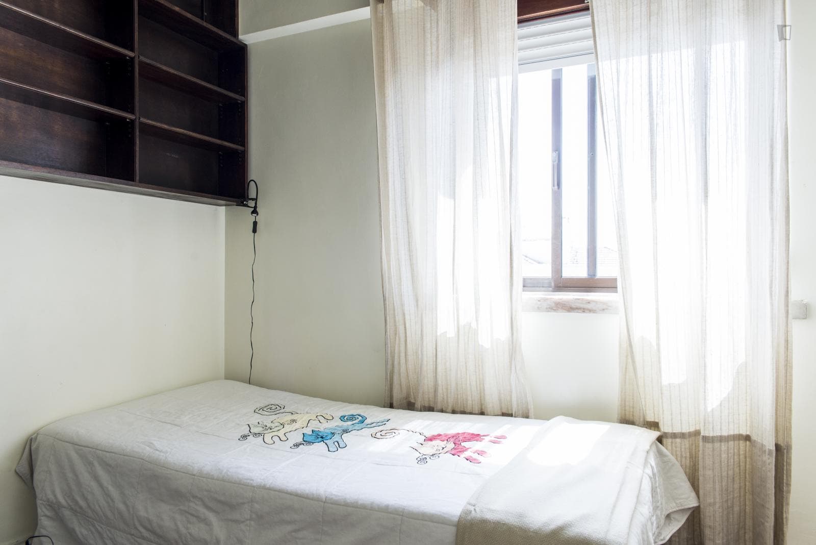 Cosy single bedroom in 5-bedroom flat, near Universidade Lusófona de Humanidades e Tecnologias photo 1