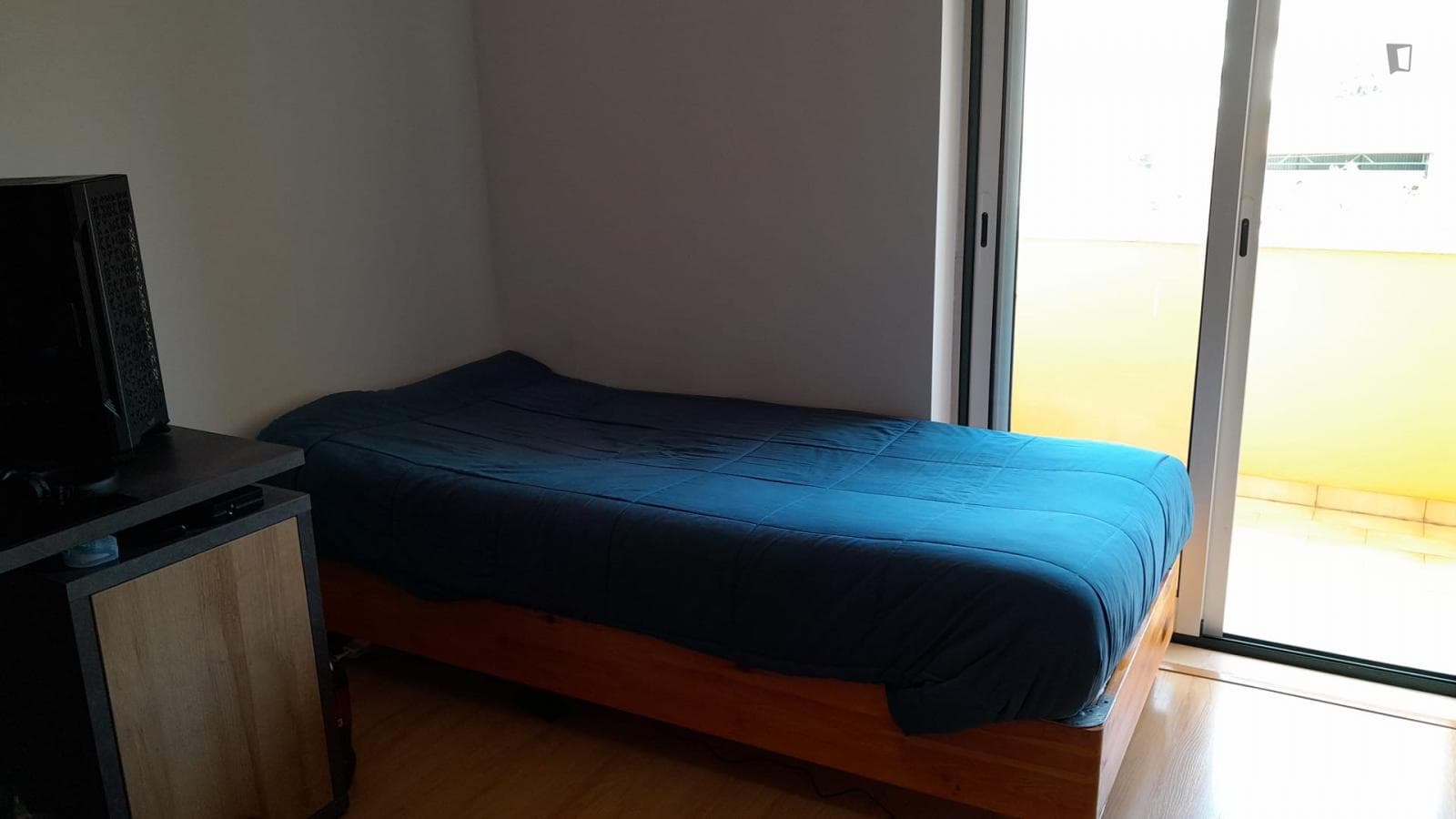 Comfy single ensuite bedroom with balcony near Carcavelos photo 1