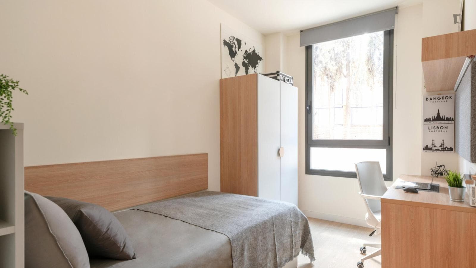 Lovely single ensuite bedroom with half-board service, near the University Campus of Cartuja photo 1