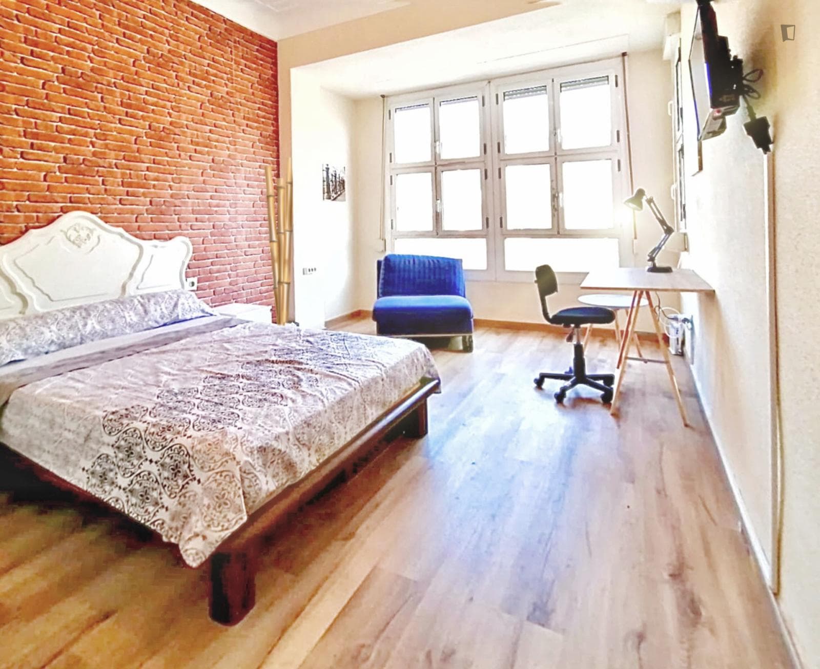 Cozy Single bedroom with biweekly cleaning, smart TV and Fridge in 5-bedroom apartment photo 1