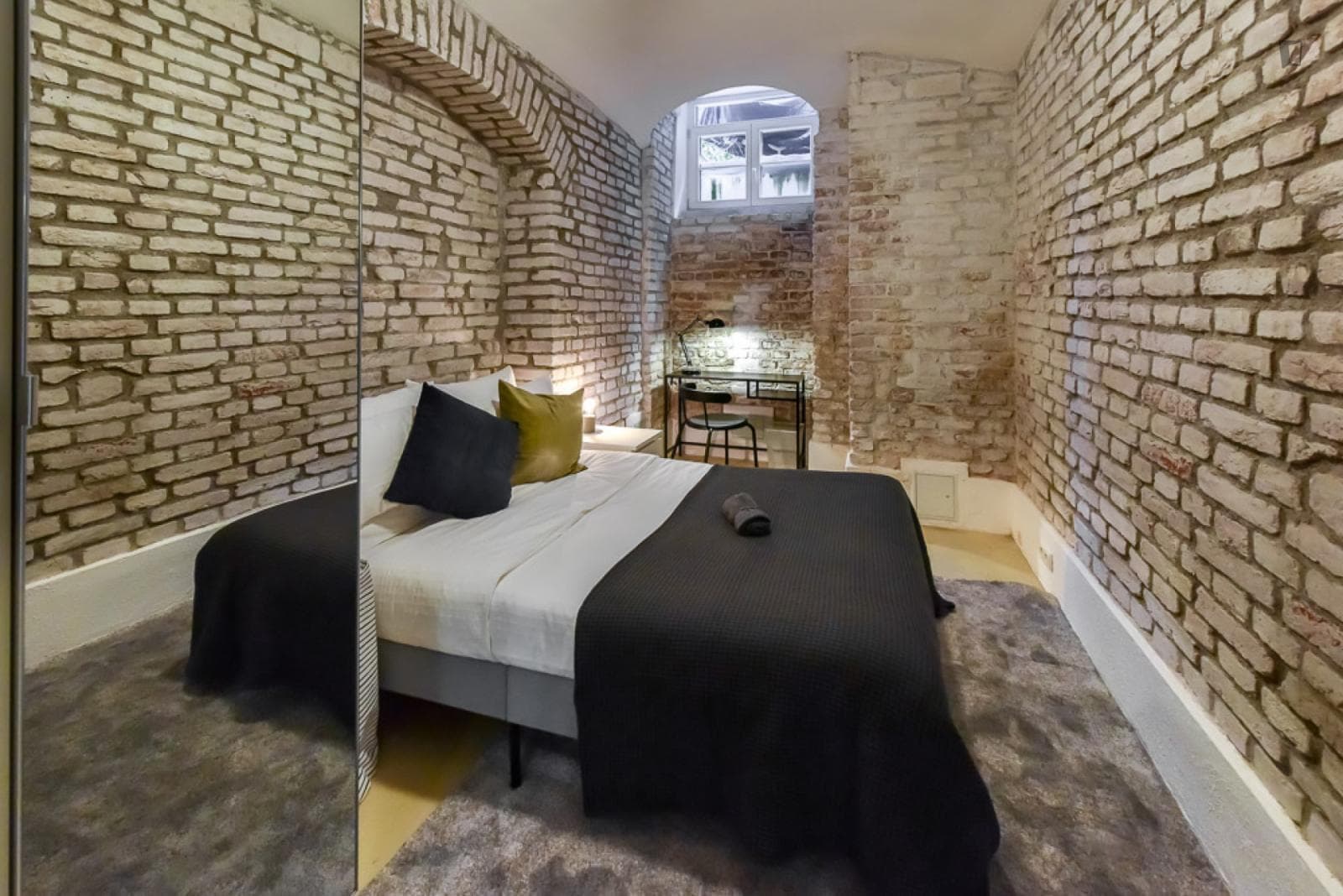 Tasteful double bedroom in a 4-bedroom flat, in Ludwigsvorstadt-Isarvorstadt photo 1