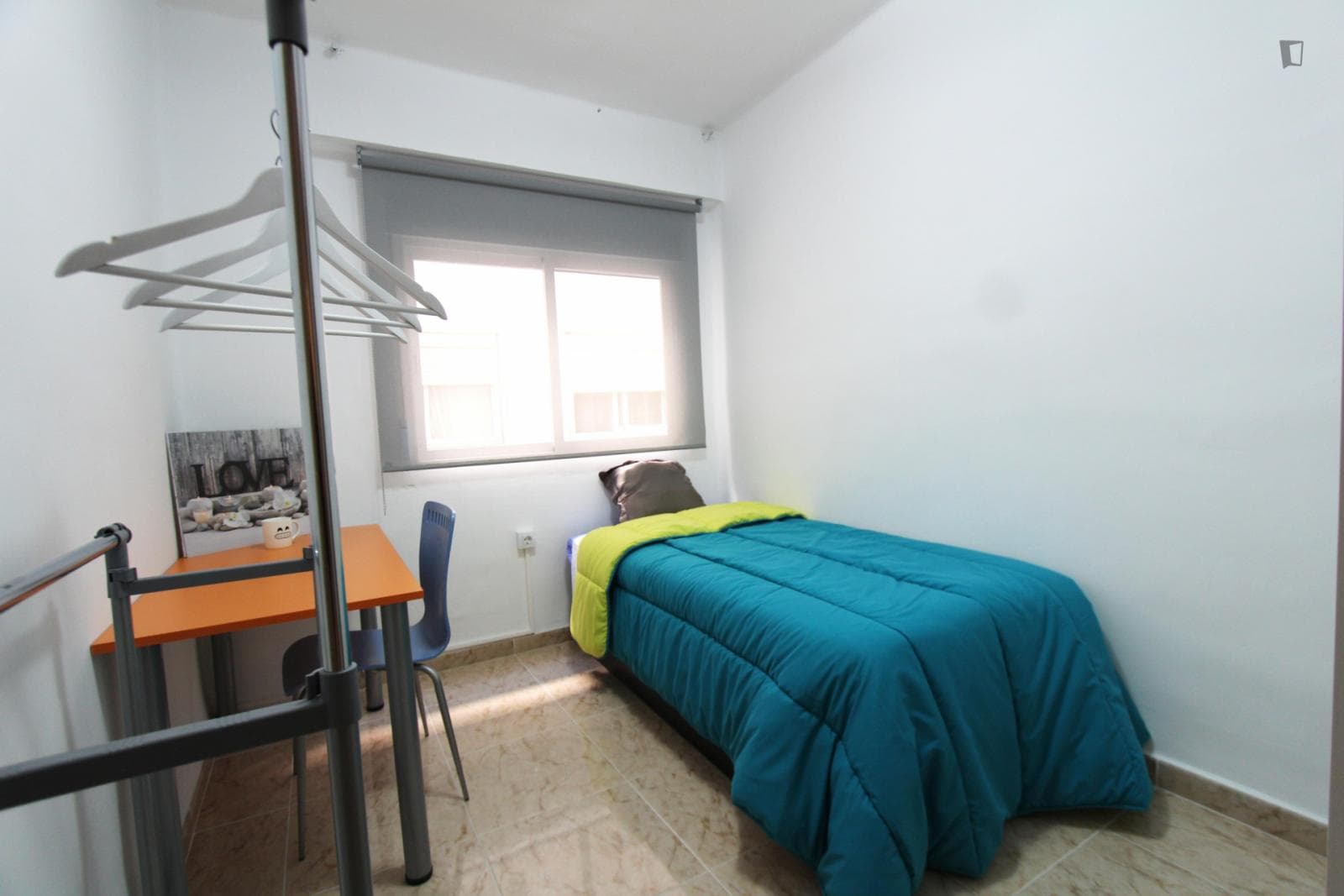 Colourful single bedroom in sunny Alicante photo 1