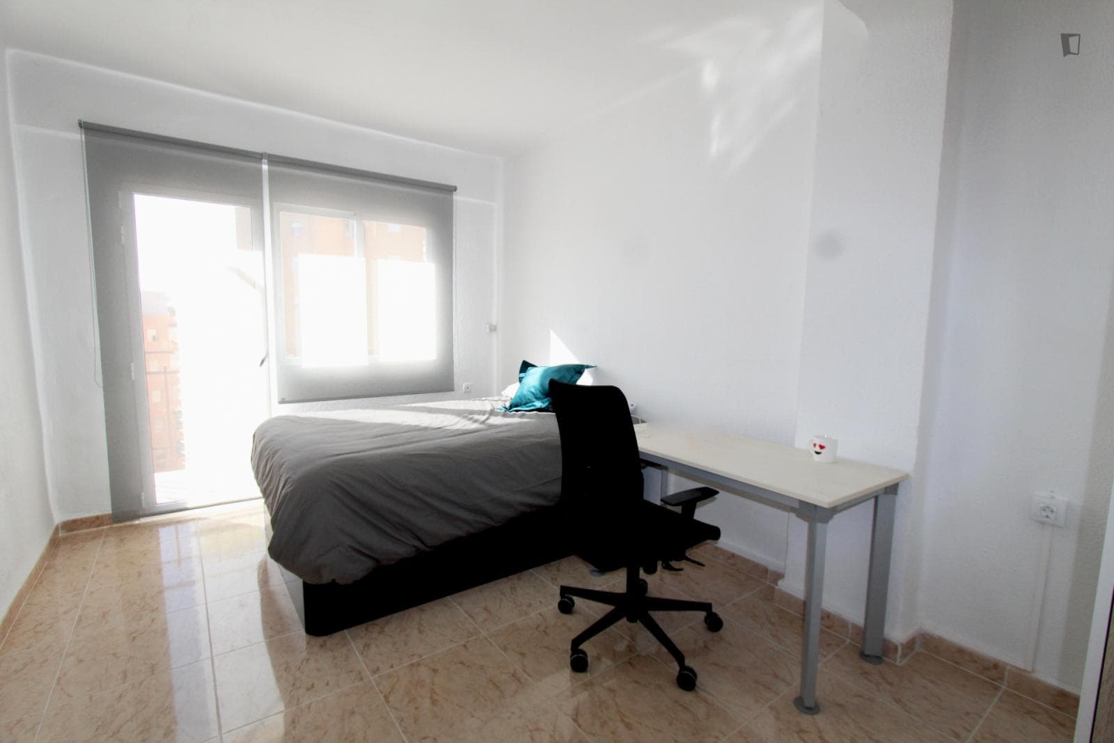 High-quality double bedroom in Alicante photo 1