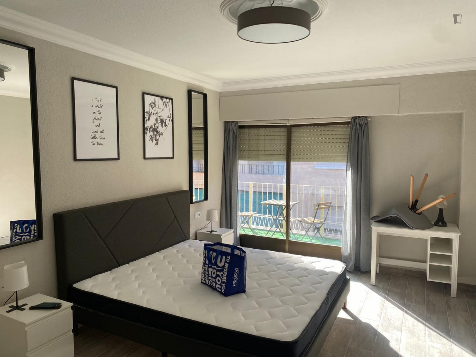 Large double bedroom with a balcony, in Carolinas Altas photo 1