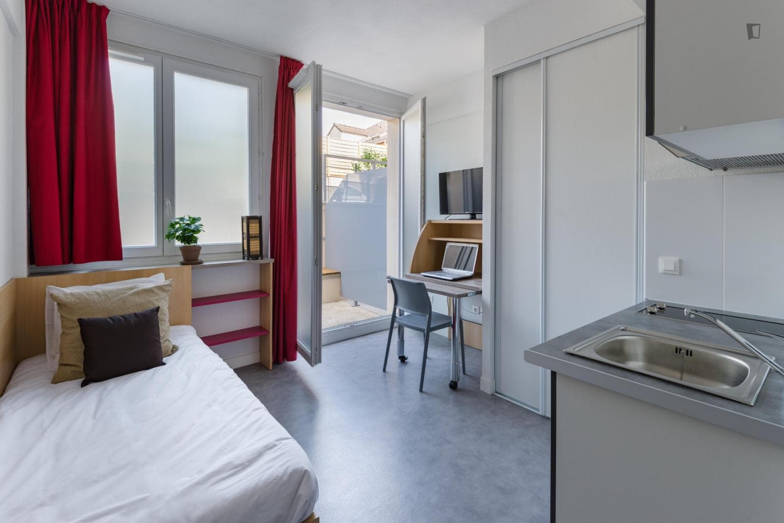 Appealing studio in a residence, in Quartier Ctre Ville photo 1