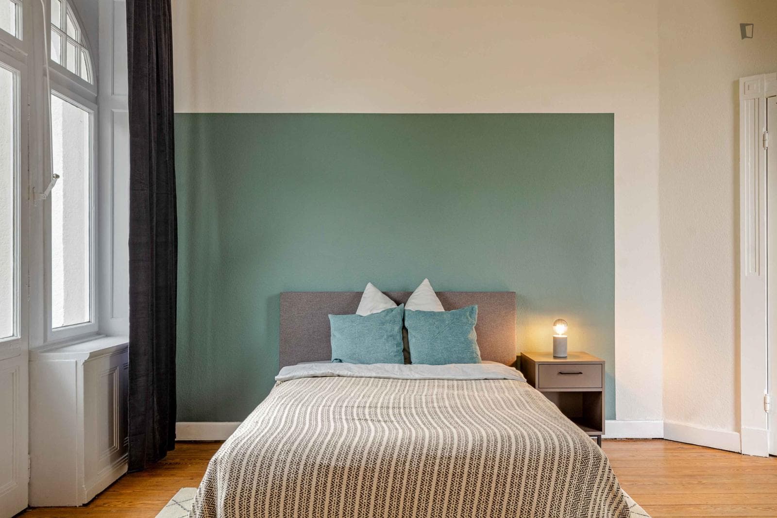 Modern double bedroom in Hamburg photo 1