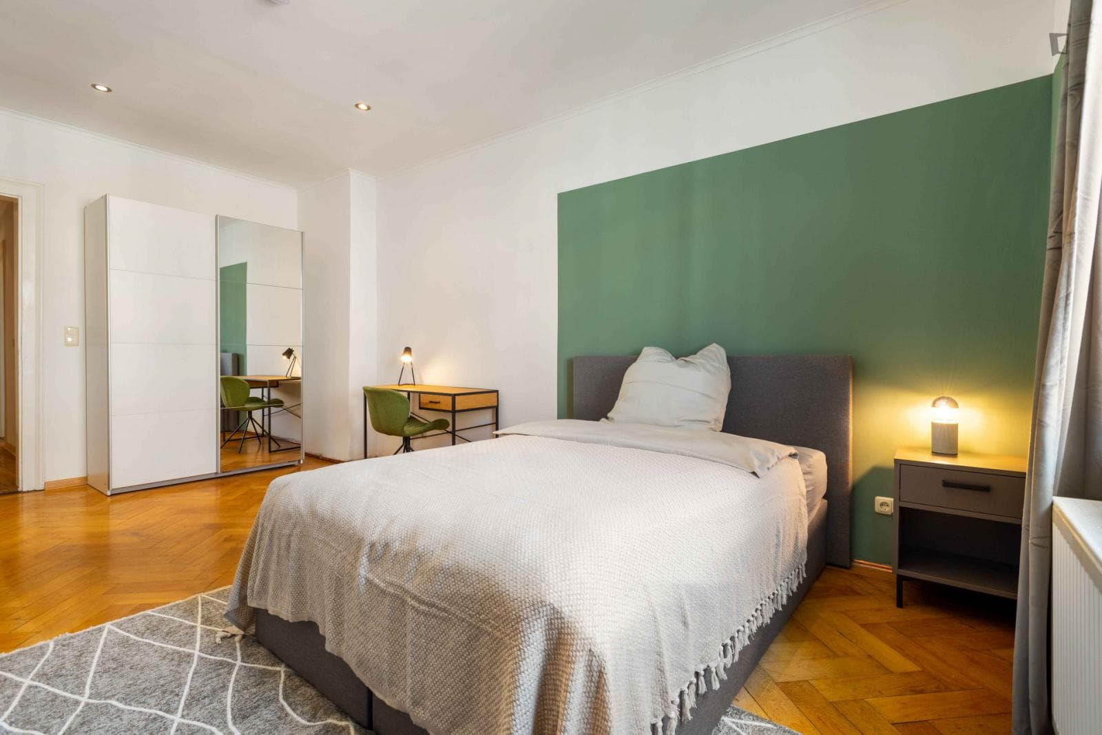 Alluring double bedroom near ecological park photo 1