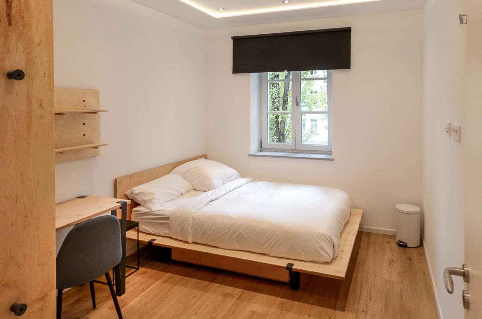 Bright double bedroom in a 3-bedroom apartment in Sendling photo 1