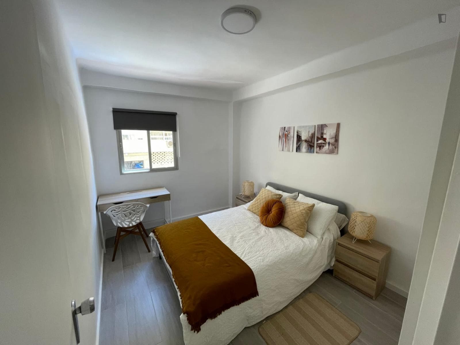 Interesting double bedroom in renovated apartment photo 1