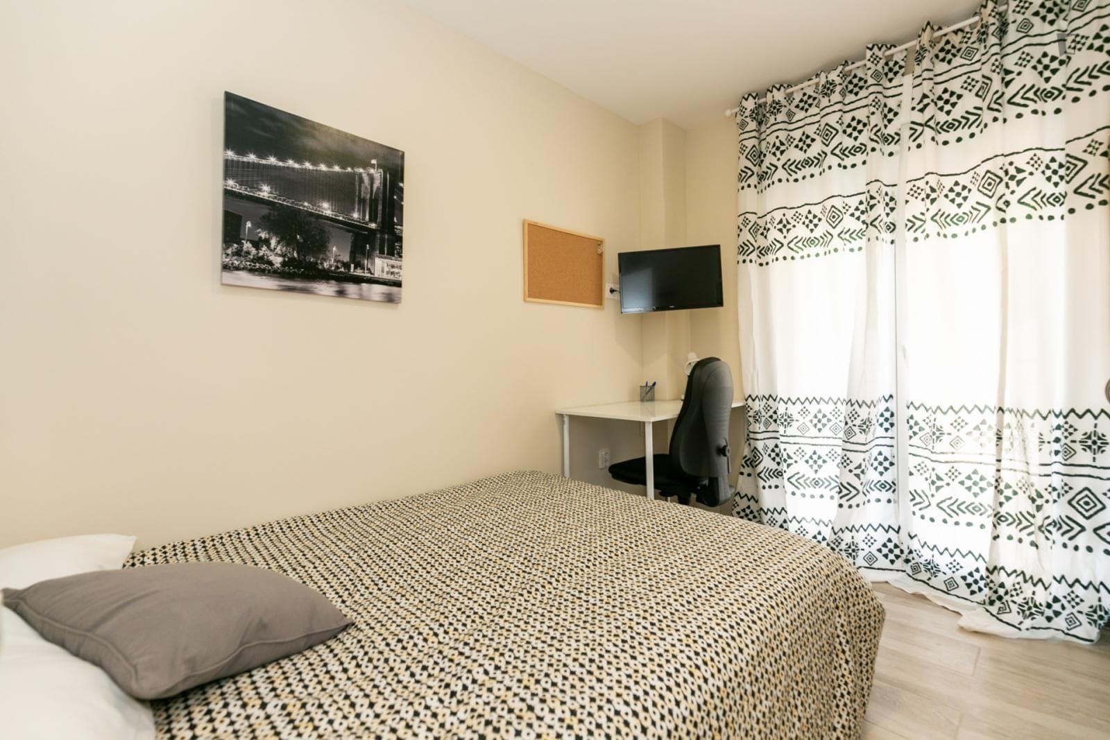City Center. Private Terrace. Only Student Girls.All Included. Cleaning included photo 1