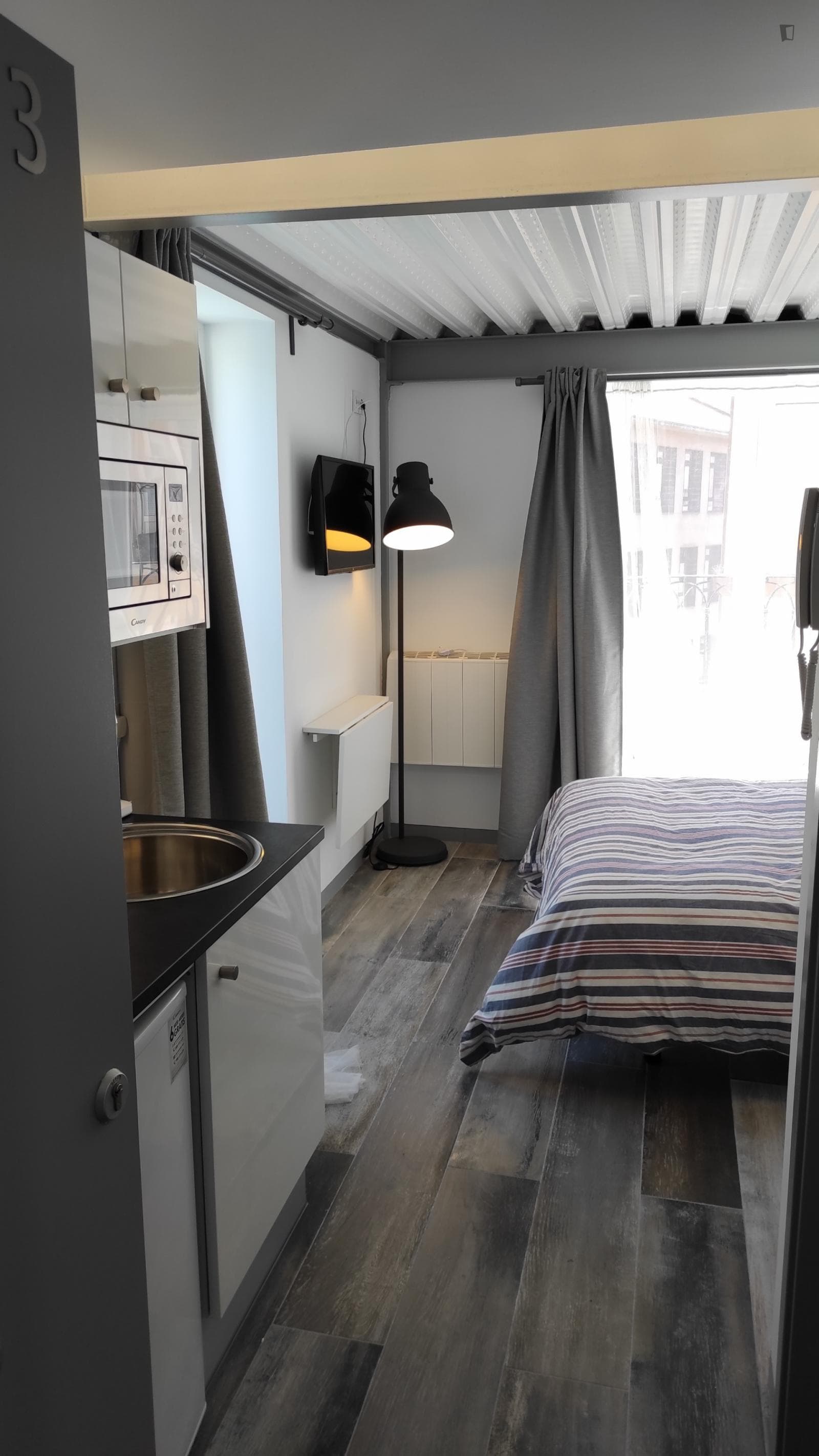 Studio, near Cathedral, perfect for short and mid term photo 1