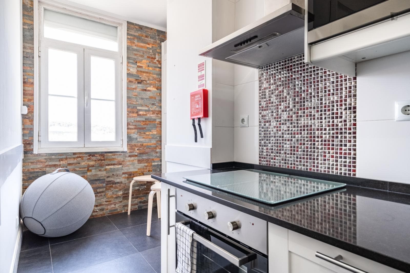 Stunning 2-bedroom flat in Campolide photo 1