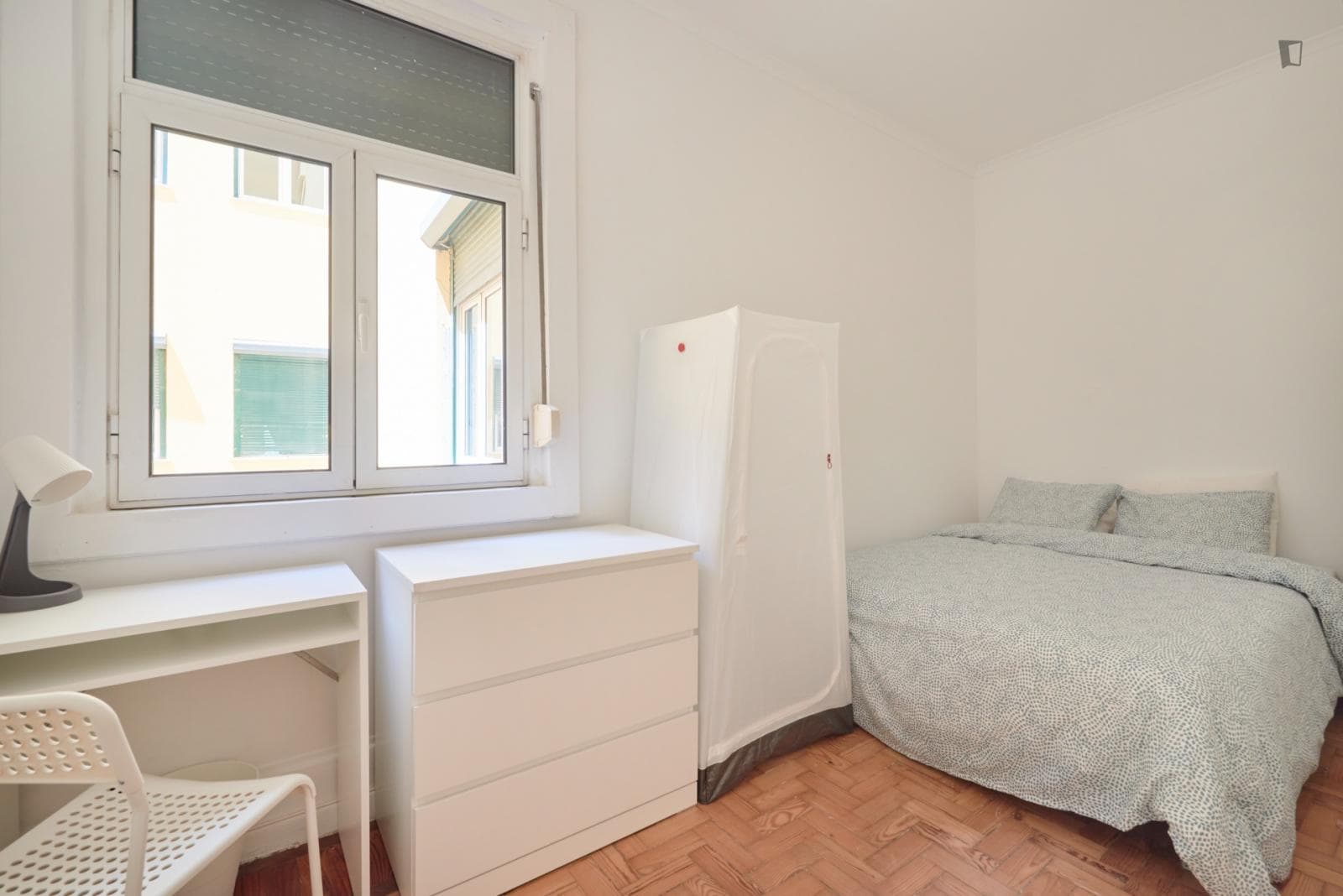 Cool double bedroom in Marquês de Pombal photo 1