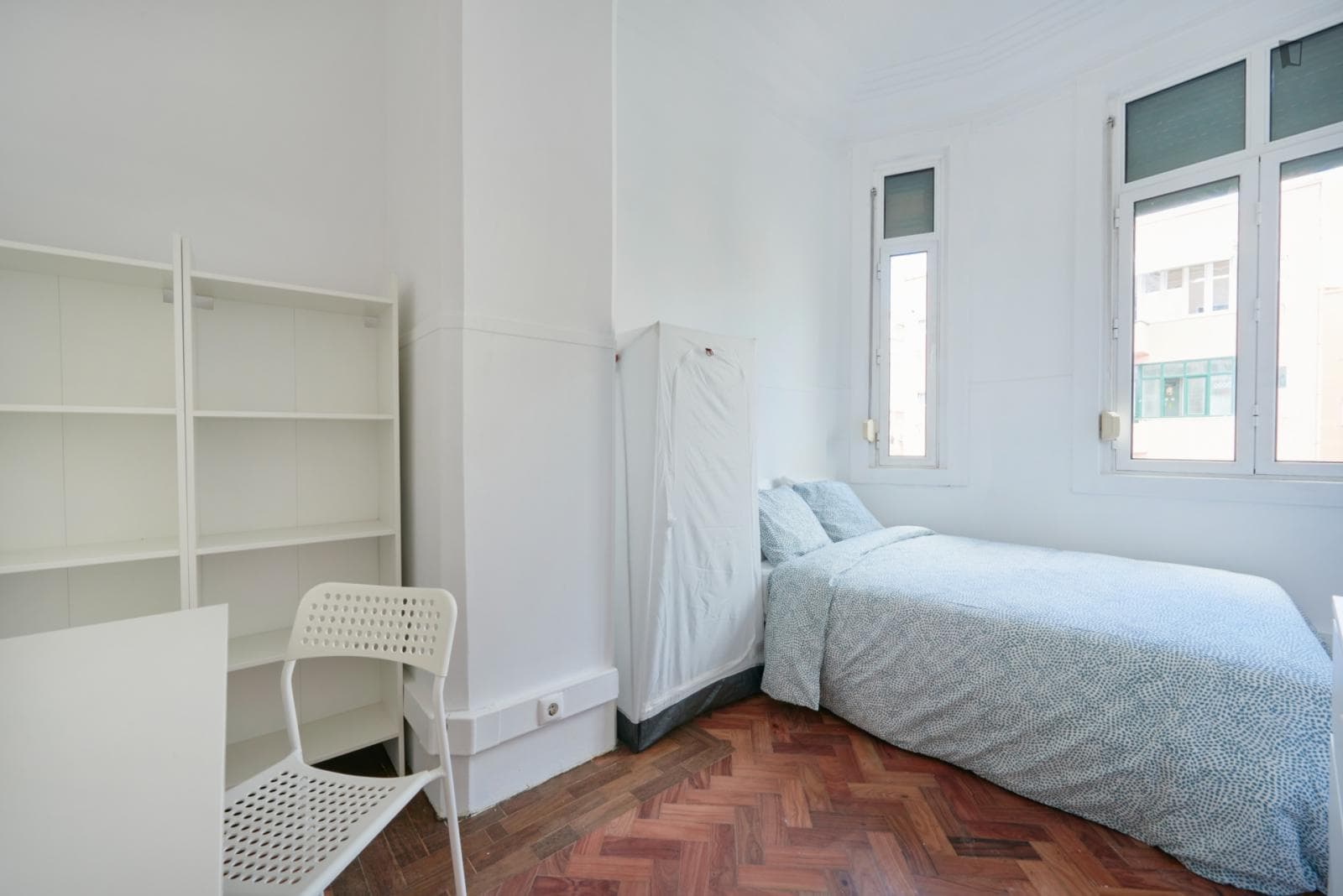 Bright double bedroom in Marquês de Pombal photo 1