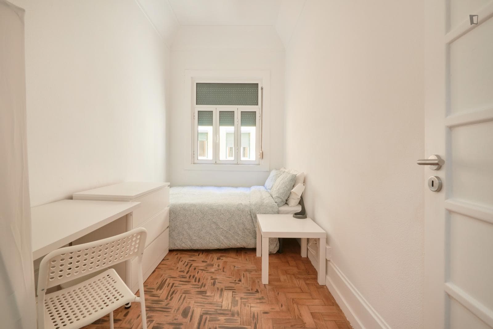 Neat double bedroom in Marquês de Pombal photo 1