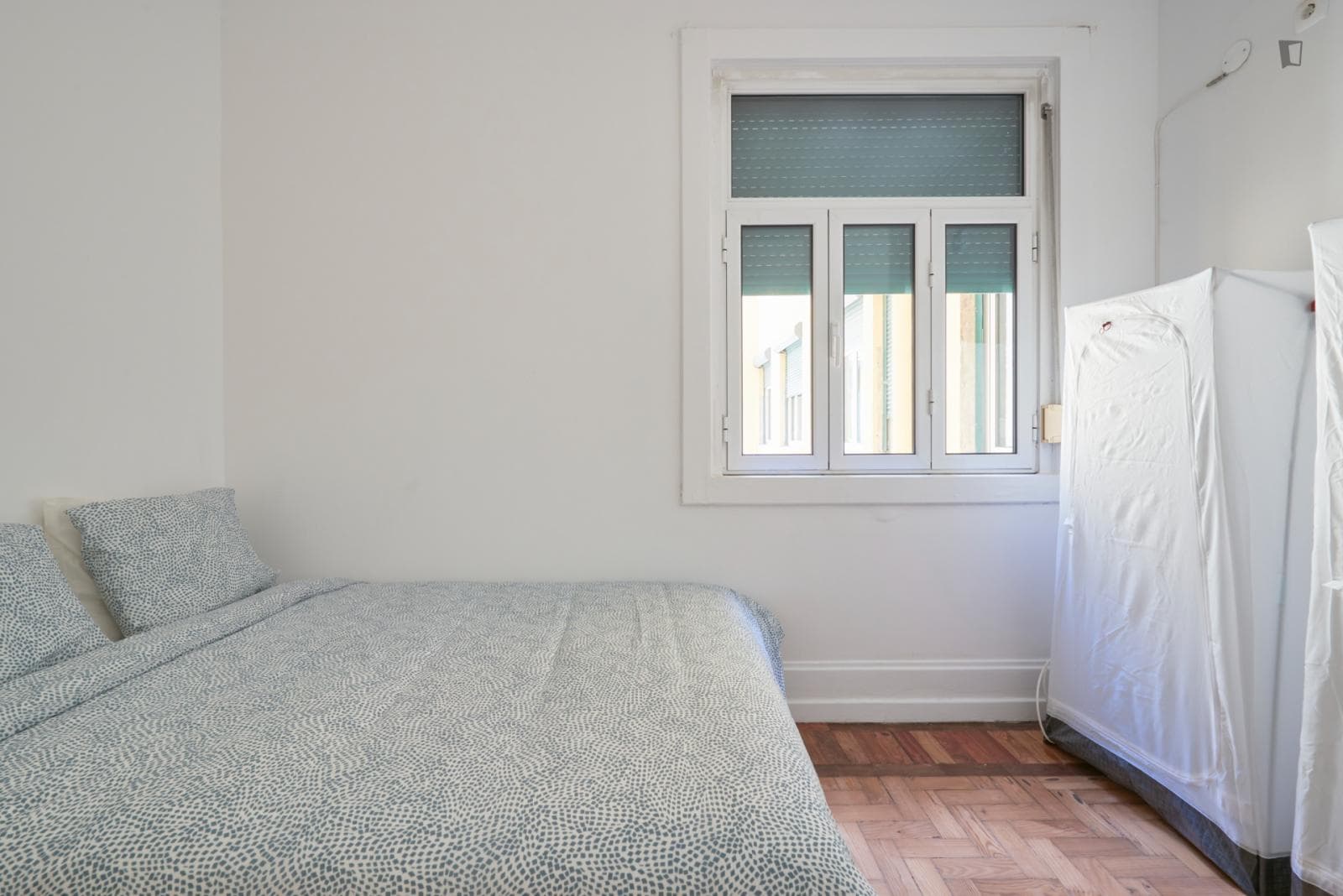 Large double bedroom in Marquês de Pombal photo 1