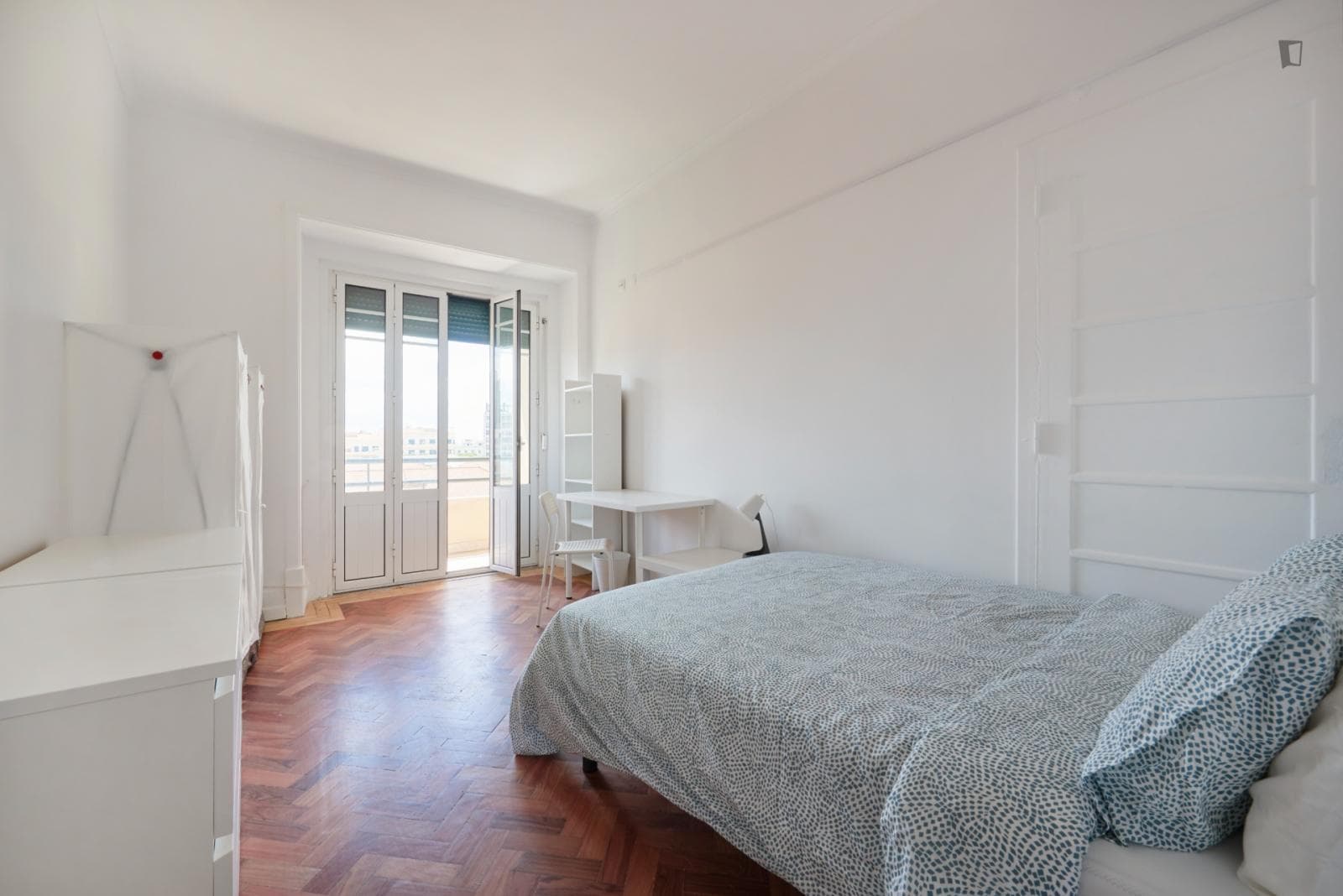 Spacious double bedroom, with a balcony, in Marquês de Pombal photo 1