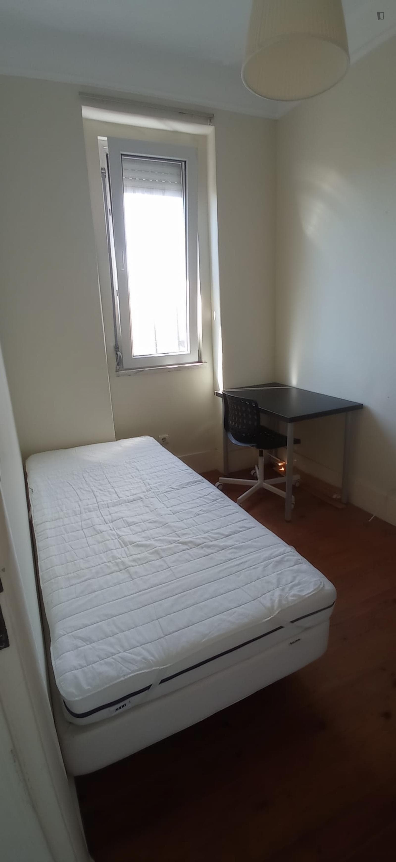 Single bedroom nº8 in a 8-bedroom apartment photo 1