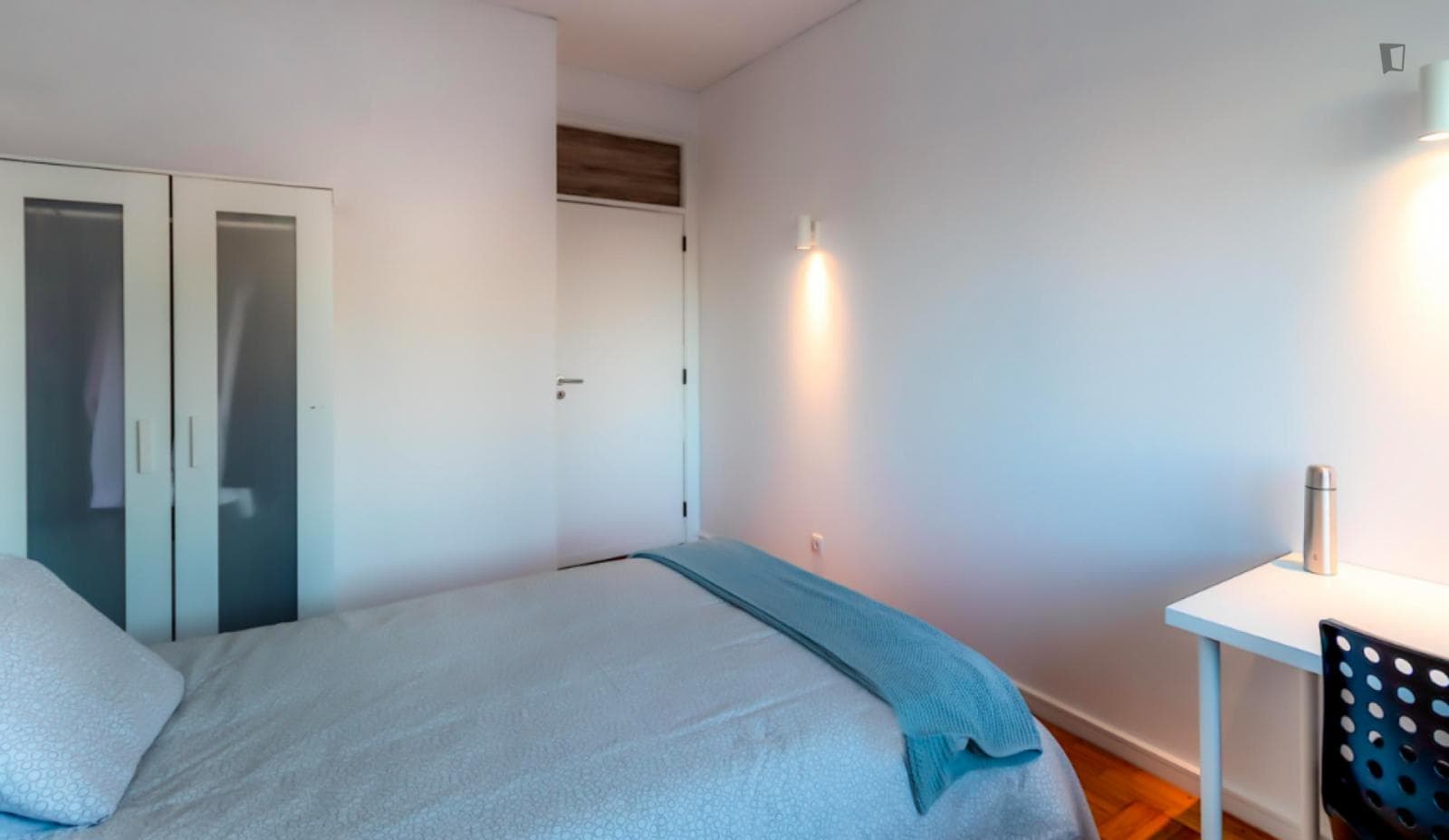 Double bedroom with a balcony photo 1
