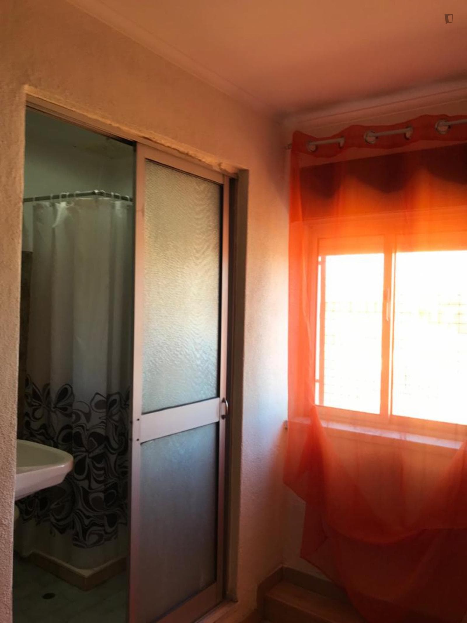 Double bedroom, with private bathroom, close to Senhor Roubado metro photo 1