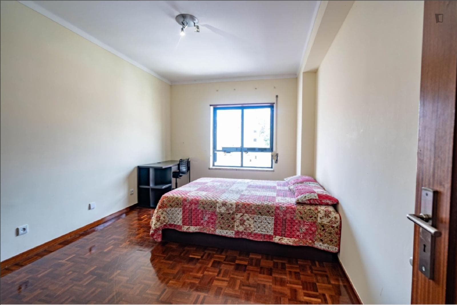 Ample double bedroom near Instituto Superior de Engenharia photo 1